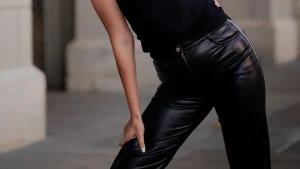 Afbeelding van een vrouw die poseert in een leren broek
