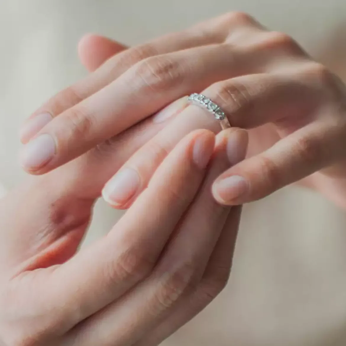 Een vrouw doet haar trouwring af | Noa's man had een gokverslaving