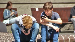 Foto van twee tienerjongens met hun telefoons