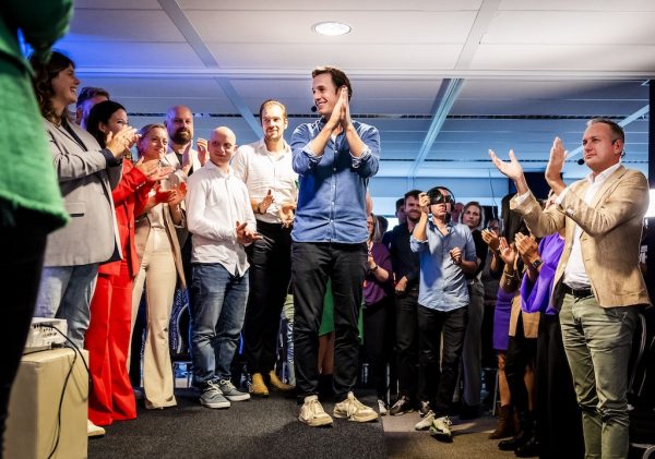 Lijsttrekker Laurens Dassen houdt een toespraak tijdens partijcongres van Volt.