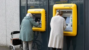 Foto van twee vrouwen die pinnen bij een geldautomaat
