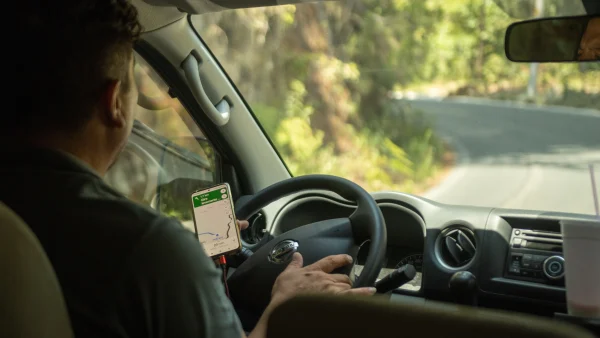 Afbeelding van automobilist die gebruikmaakt van Google Maps