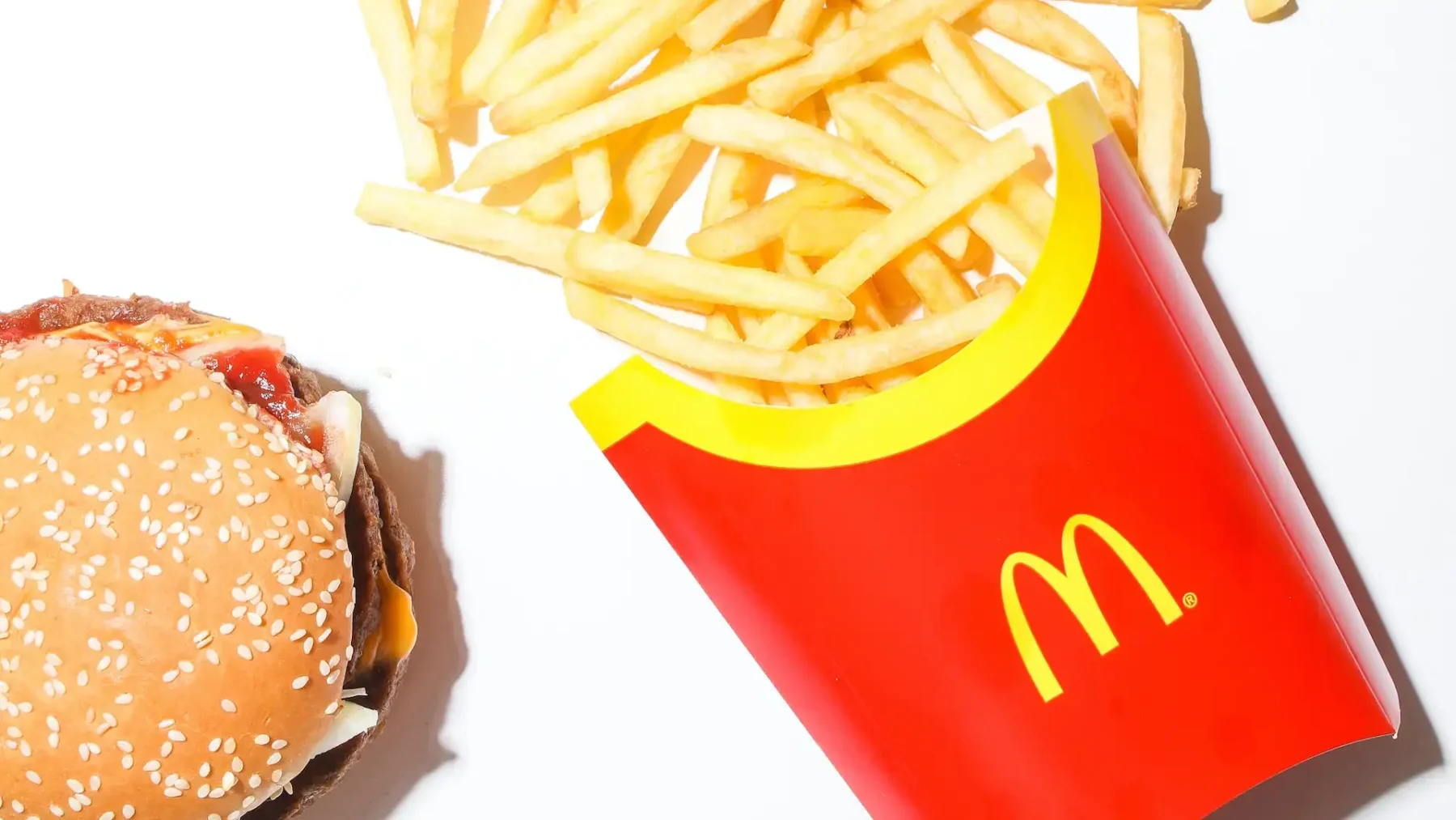 Foto van friet en burger van McDonald's