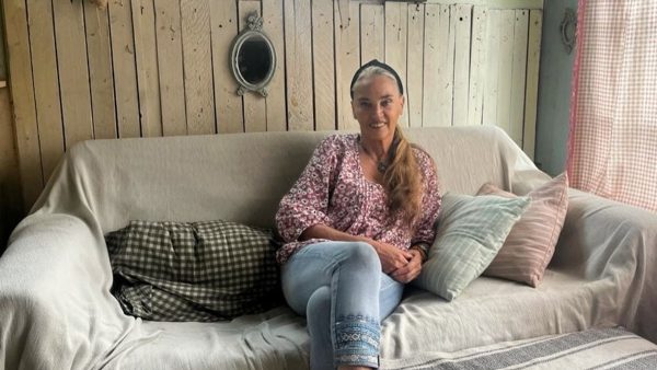 Karin zit op de bank in haar woonkamer | Opvang dakloze jongeren