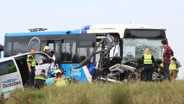 Foto van botsing tussen bus en taxi in Berlikum