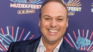 Thumbnail voor Frans Bauer trotseert de apenrots en daagt Rico Verhoeven uit: 'Eye of the tiger'