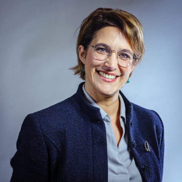 Rosanne Hertzberger vrouw met bril en glimlach