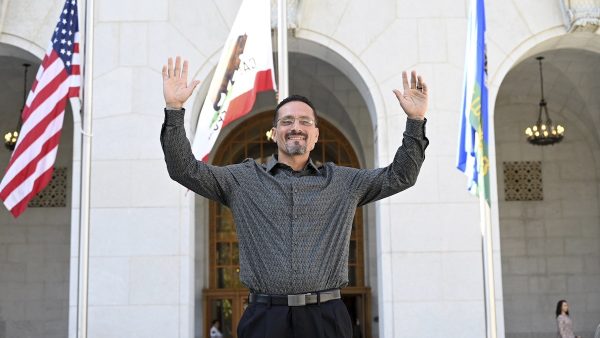 Amerikaanse man die 28 jaar lang onschuldig vast zat is vrijgelaten
