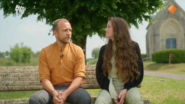 Pauline en Thomas uit Ik vertrek zitten samen op een bankje