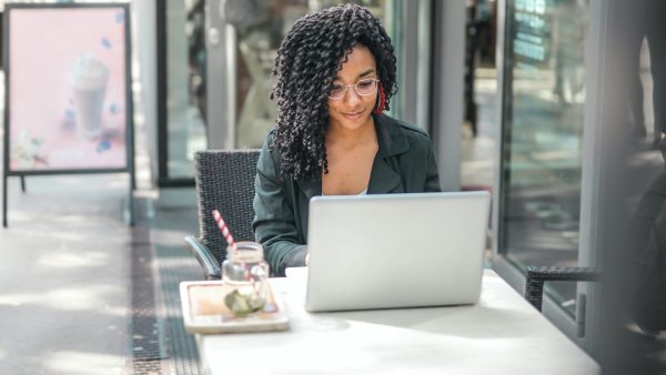 vrouw achter de computer