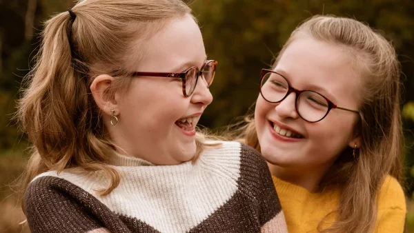 Emelie en Isa houden elkaar lachend vast