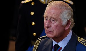 Thumbnail voor Details overlijden Queen Elizabeth in nieuw boek: 'Charles kon het niet aanzien en vertrok'