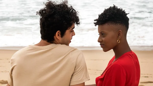 Vrouw, genaamd Casta, en man kijken elkaar aan op het strand