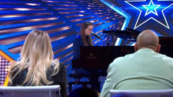 Naomi zorgt voor tranen bij juryleden 'Holland's got Talent'