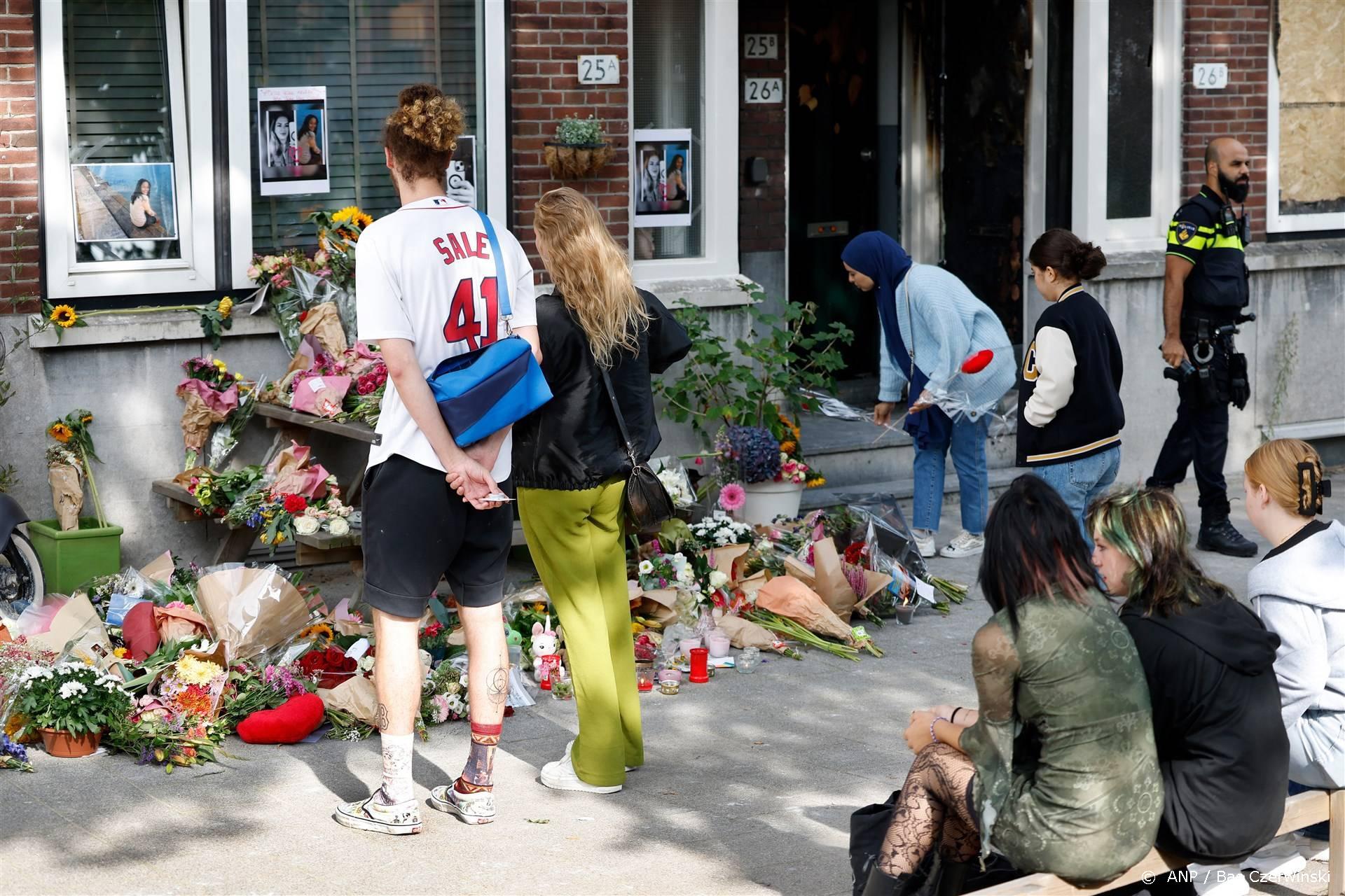 Mensen staan bij huis slaxchtoffers en brengen bloemen na schietpartijen Rotterdam