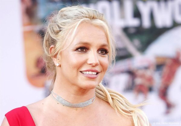 Lachende blonde vrouw Britney Spears