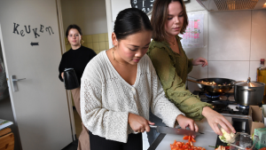 Thumbnail voor Een studentenhuis, bij je ouders of samenwonen: hoe zelfstandig word je van welke woonsituatie?