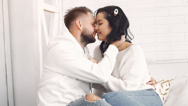 Vrouw, Mirre, en man zoenen op de bed