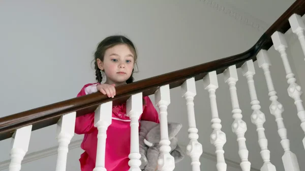 meisje op de trap