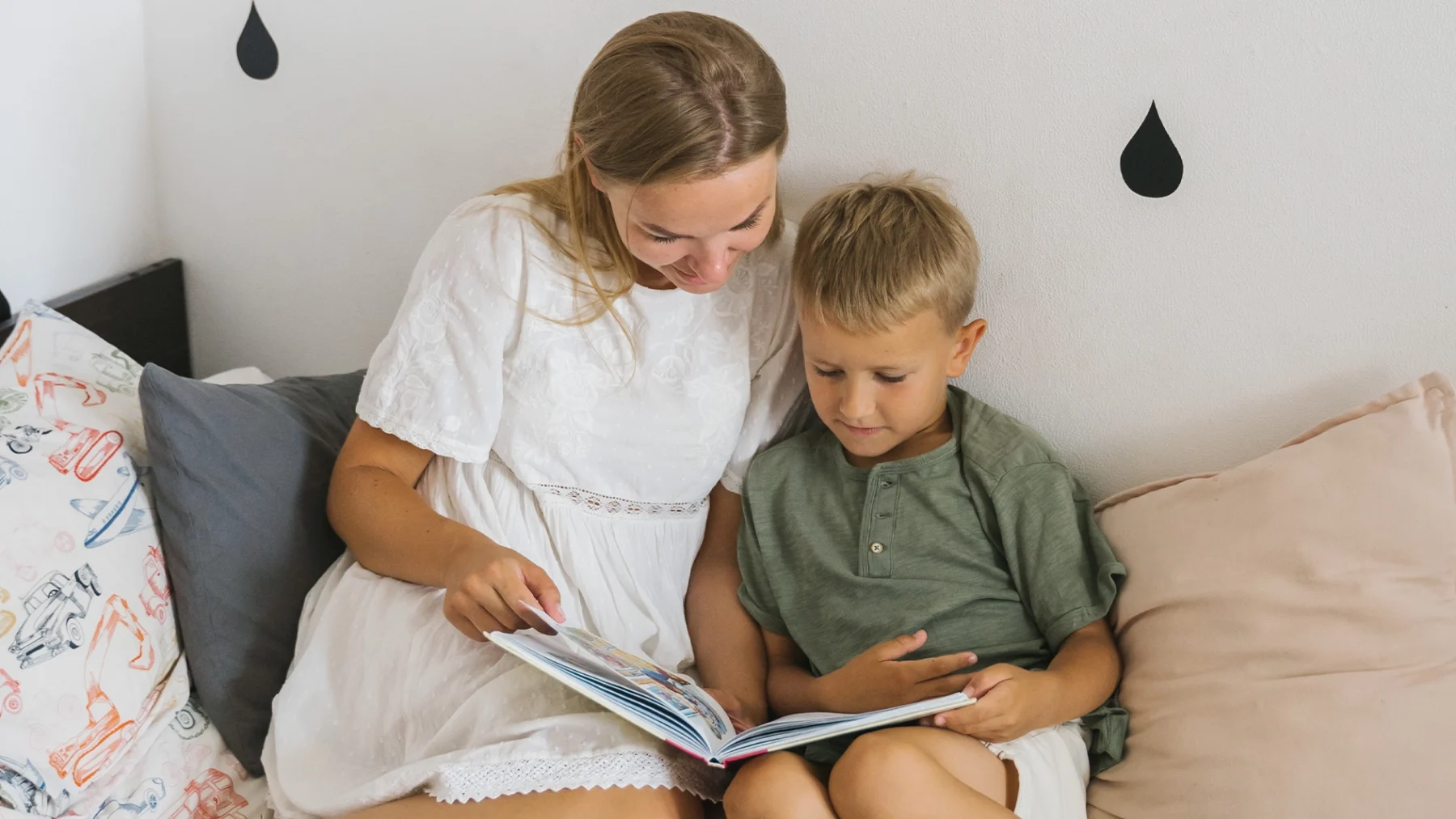 Vrouw is haar zoon aan het voorlezen