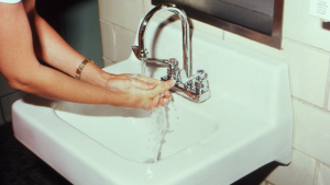 Thumbnail voor Amerikaanse Tessa (25) is allergisch voor water, zelfs eigen tranen veroorzaken reactie