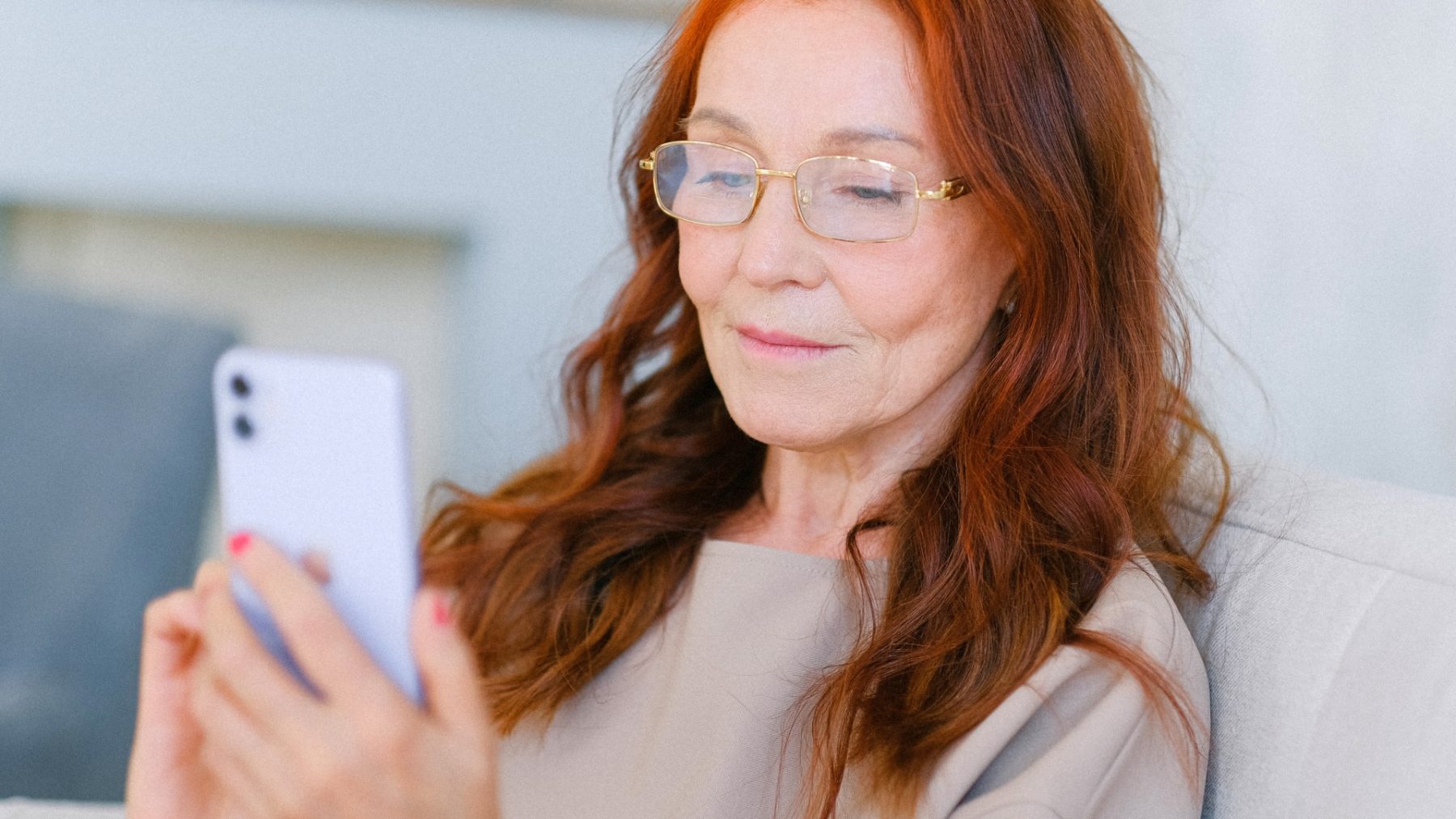 vrouw kijkt op telefoon