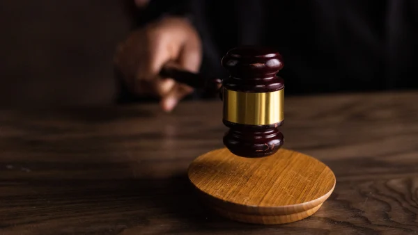Vrouw (40) riskeert 2 jaar cel voor seksuele relatie met stiefzoon (15): 'Hij gedroeg zich als dolverliefde puber'