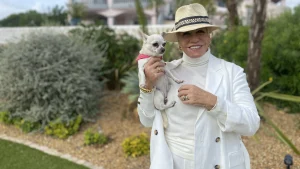 Thumbnail voor Marian uit 'B&B Vol Liefde' adopteert nieuwe hond na overlijden trouwe chihuahua