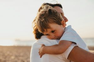 Thumbnail voor Waarom kinderen vaker om hun moeder roepen dan om hun vader: 'We leren het ze zelf aan'