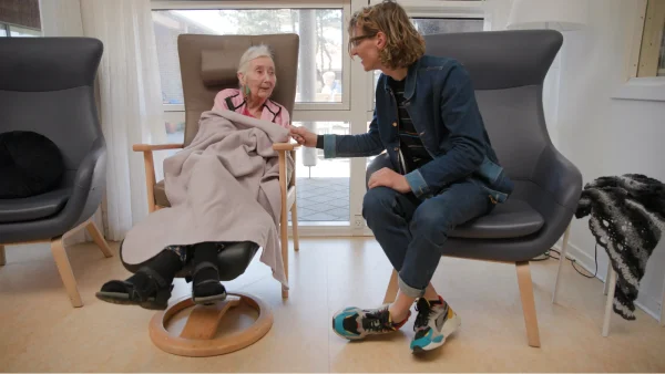 Teun Toebes zit met vrouw met dementie in documentaire Human Forever