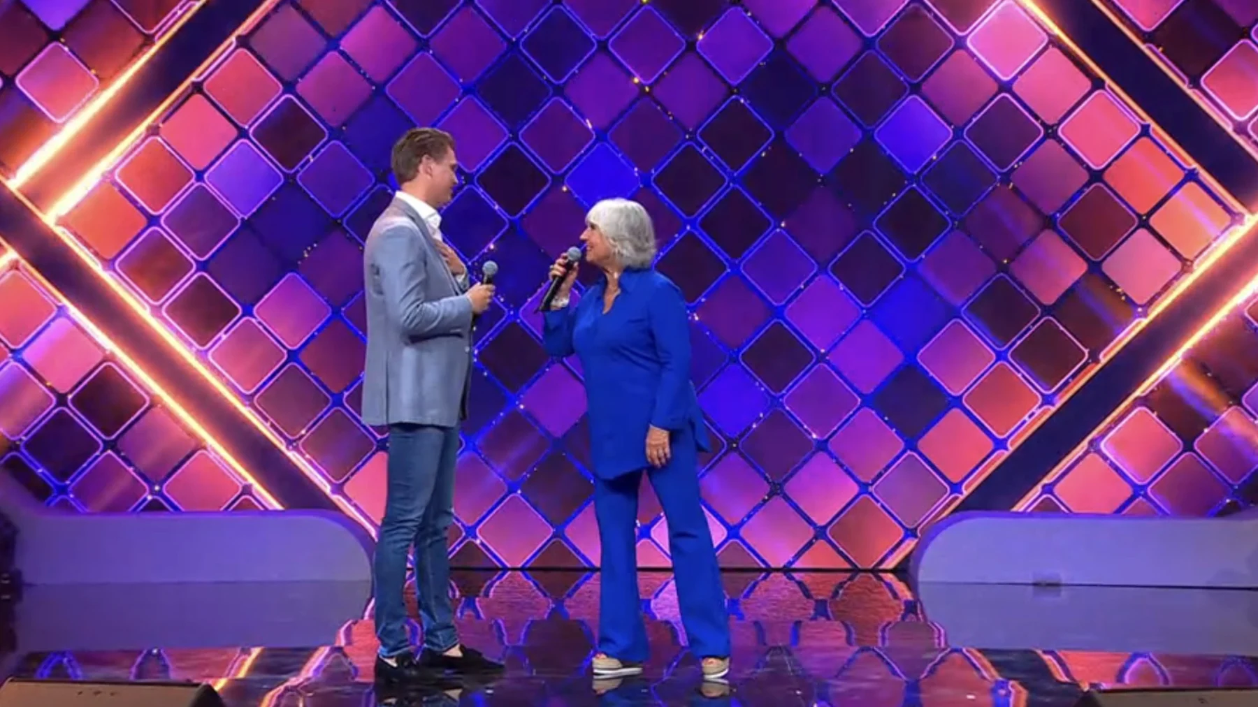 Willeke alberti en haar neef Kelsey zingen samen