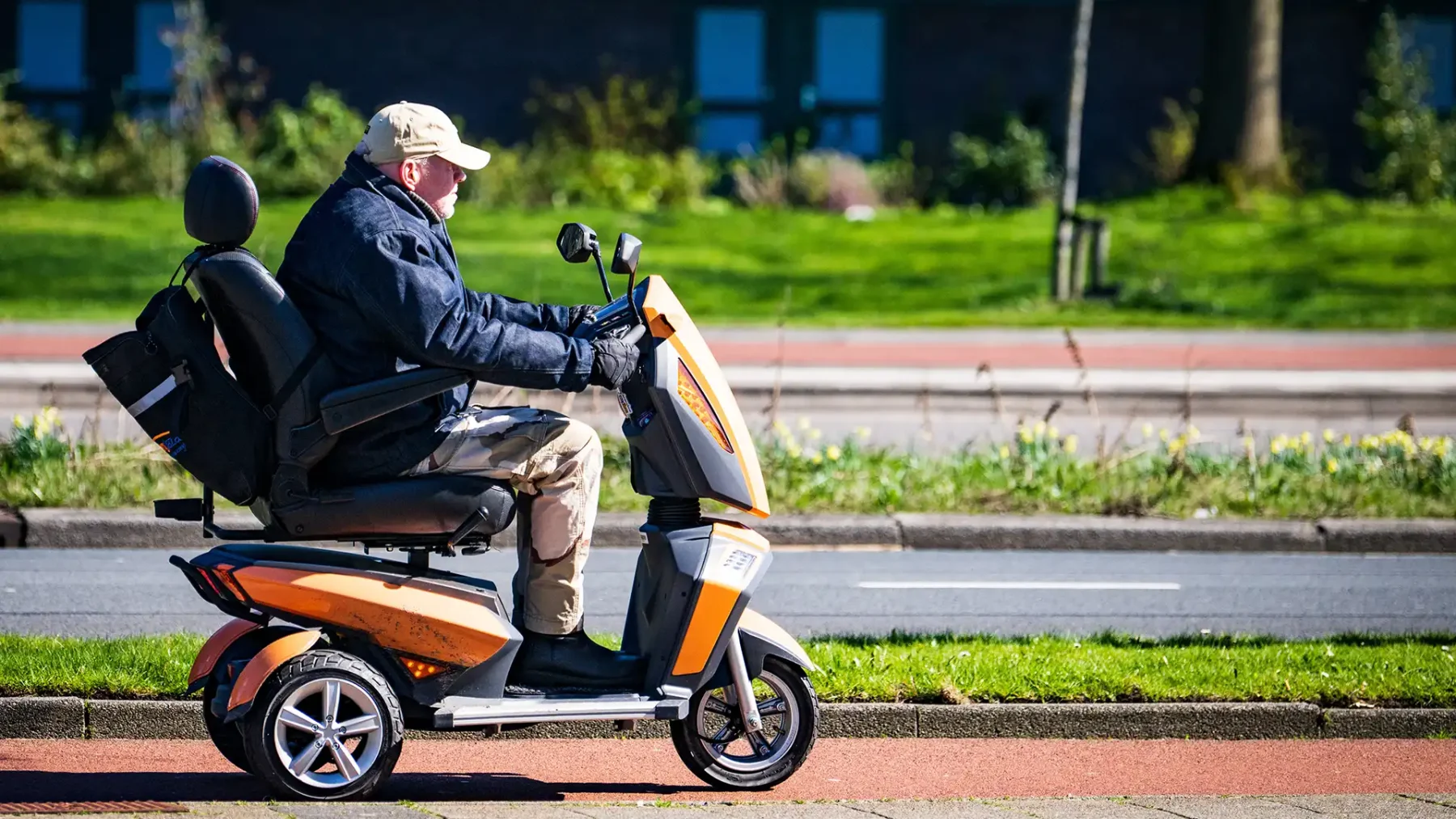 Man rijdt over fietspad in scootmobiel, beeld ter illustratie