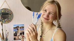 Thumbnail voor Lieve Merlijn (25) maakt dagelijks kunst met haar balpen: 'Materiaal van een paar cent'