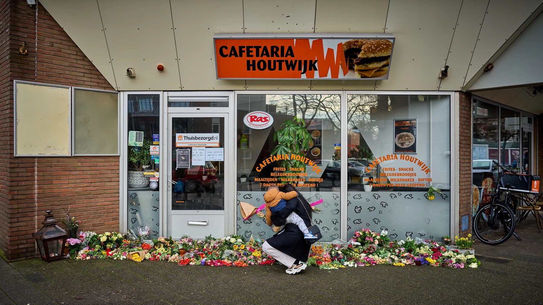 Bloemen bij de zaak van de snackbarhouder