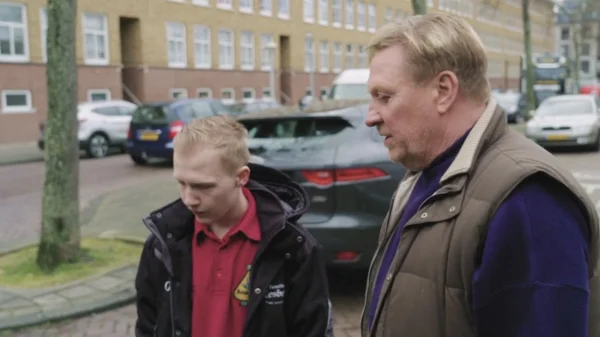 'Augurkenkoning' Oos Kesbeke en chauffeur-in-opleiding Mikey hebben bijzondere band: 'Hij is m'n tweede vader eigenlijk'