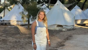 Thumbnail voor Ingrid (26) woont in een tent: 'Ik moet 's ochtends grote spinnen wegjagen'