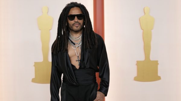 Lenny Kravits Man met lange dreadlocks en zonnebril in strakke zwarte kleding