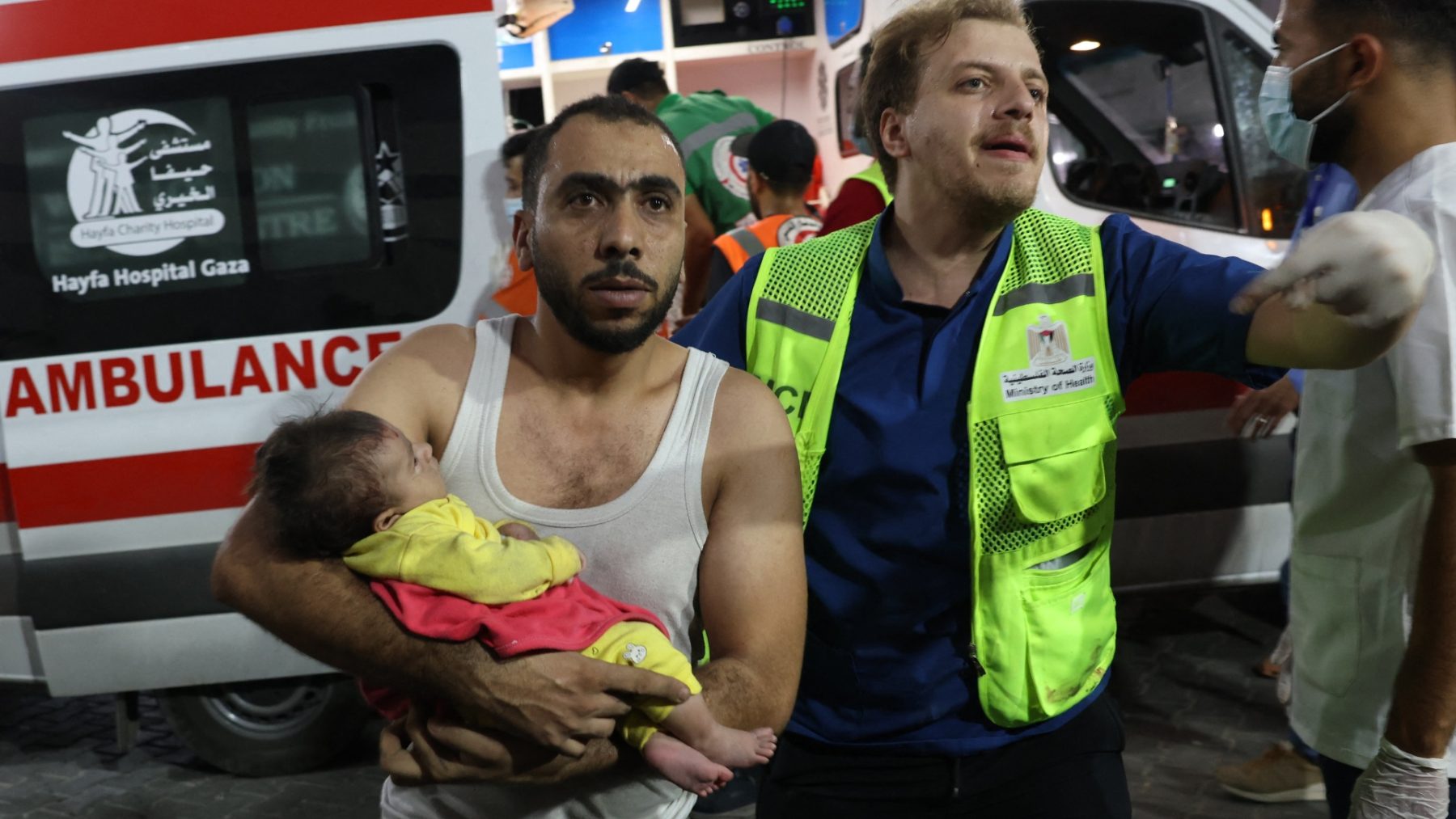 BBC Arabic-cameraman vindt zijn eigen vrienden tijdens verslaggeving bij ziekenhuis in Gaza
