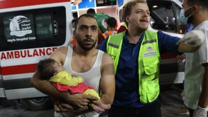 Thumbnail voor BBC Arabic-cameraman vindt zijn eigen vrienden tijdens verslaggeving bij ziekenhuis in Gaza