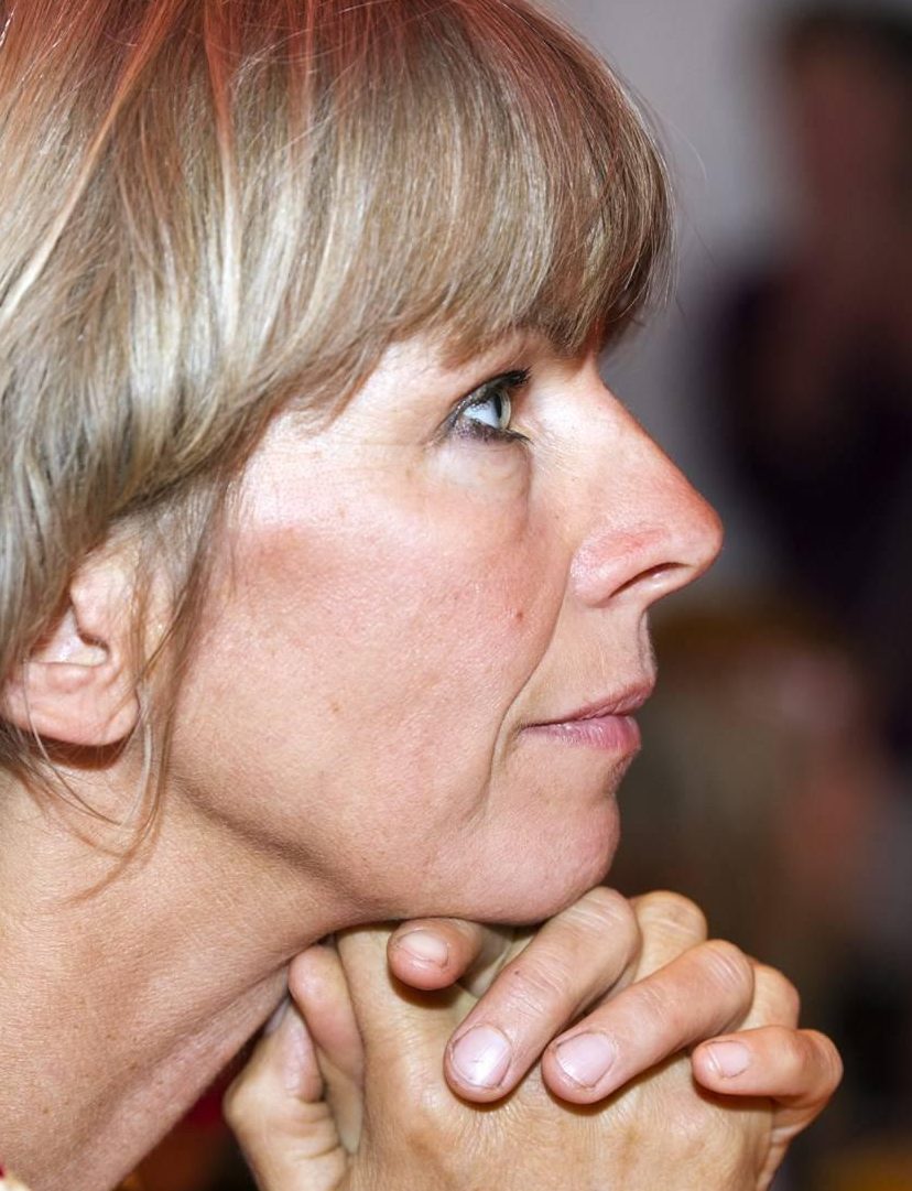 Portretfoto van schrijfster Francine Oomen