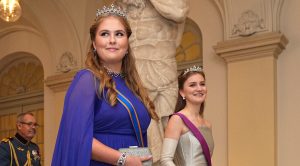 Thumbnail voor Prinses Amalia op glimmende muiltjes bij galafeest: 'Máxima denkt mee over de outfits'