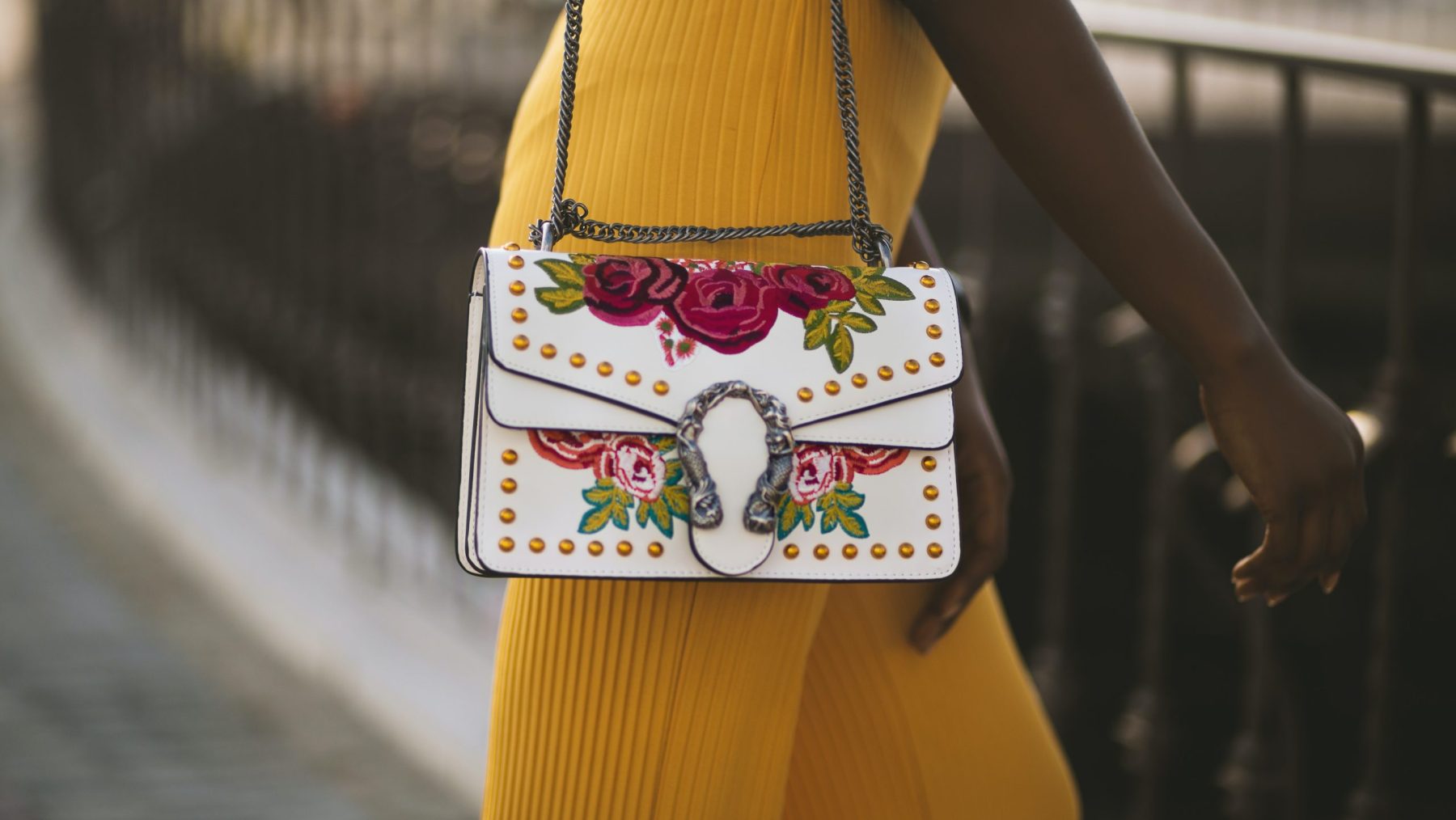 Afbeelding van een vrouw met een gekke tas