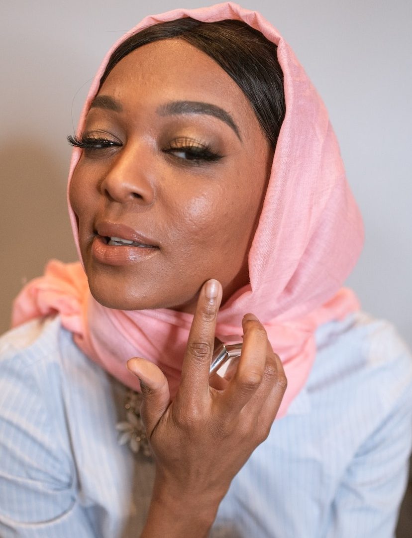 Vrouw knijpt puistje uit en loopt gevaarlijke infectie op: 'Mijn gezicht was opgezwollen'