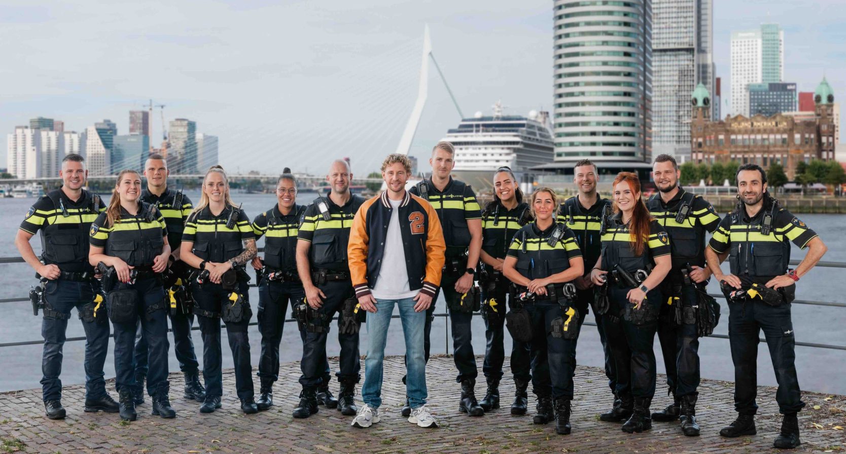 Ewout Genemans tussen agenten van de politie Rotterdam