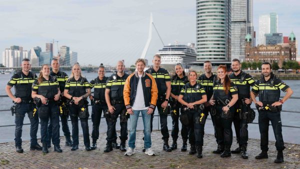 Ewout Genemans tussen agenten van de politie Rotterdam