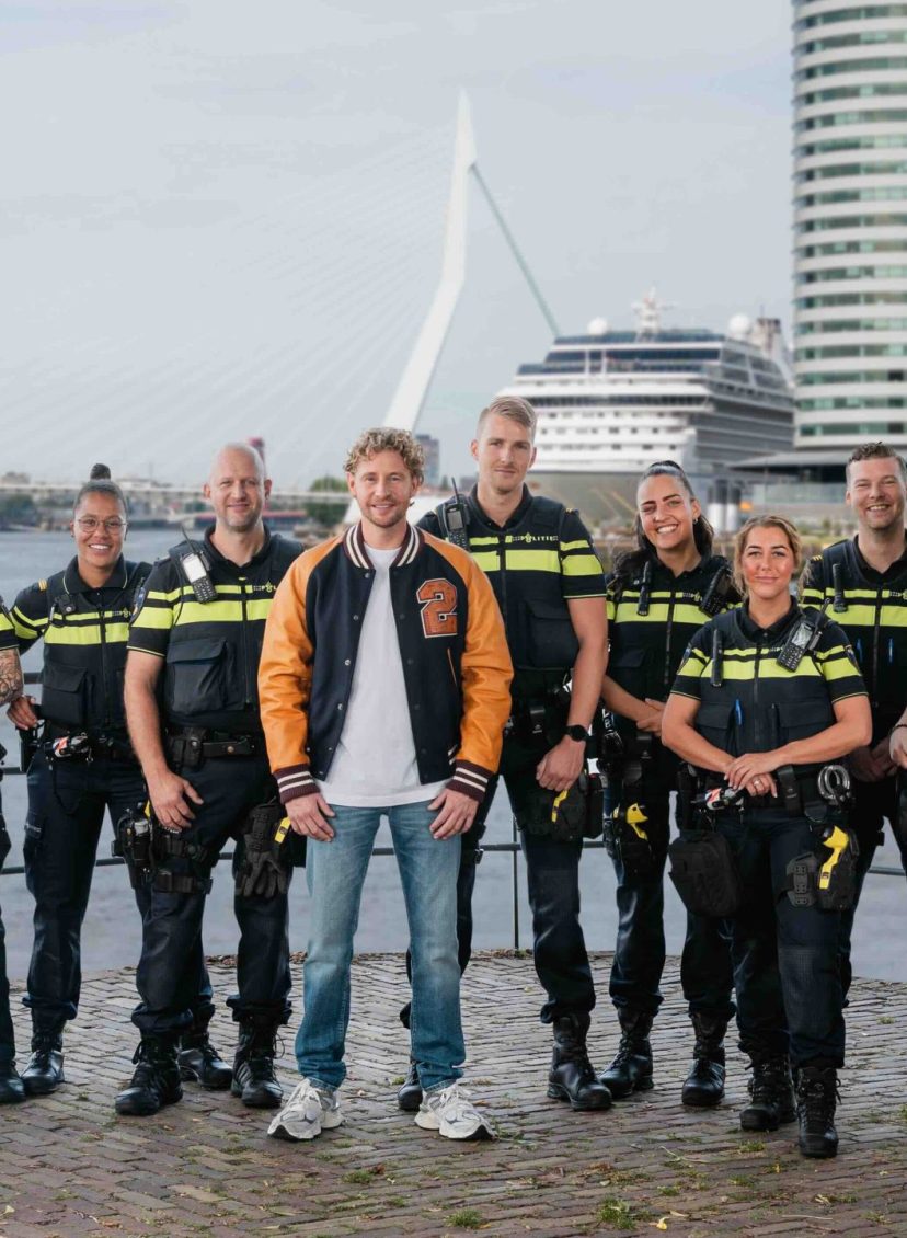 Ewout Genemans tussen agenten van de politie Rotterdam