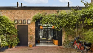 Thumbnail voor Volgens Funda-kijkers is deze Amsterdamse woning geen huis, maar een 'hindernisbaan'