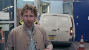 Thumbnail voor Auto rijdt politiebureau binnen in 'Bureau Rotterdam': 'Dit is heel eng'