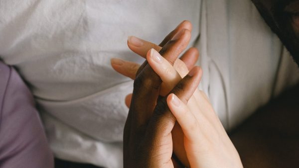 Twee handen in elkaar verstrengeld | 3x Bedrogen Vrouw