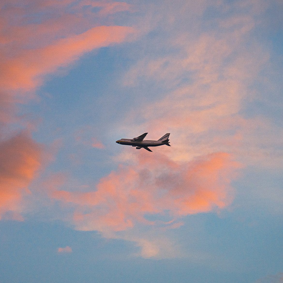 vliegtuig in de lucht wolken